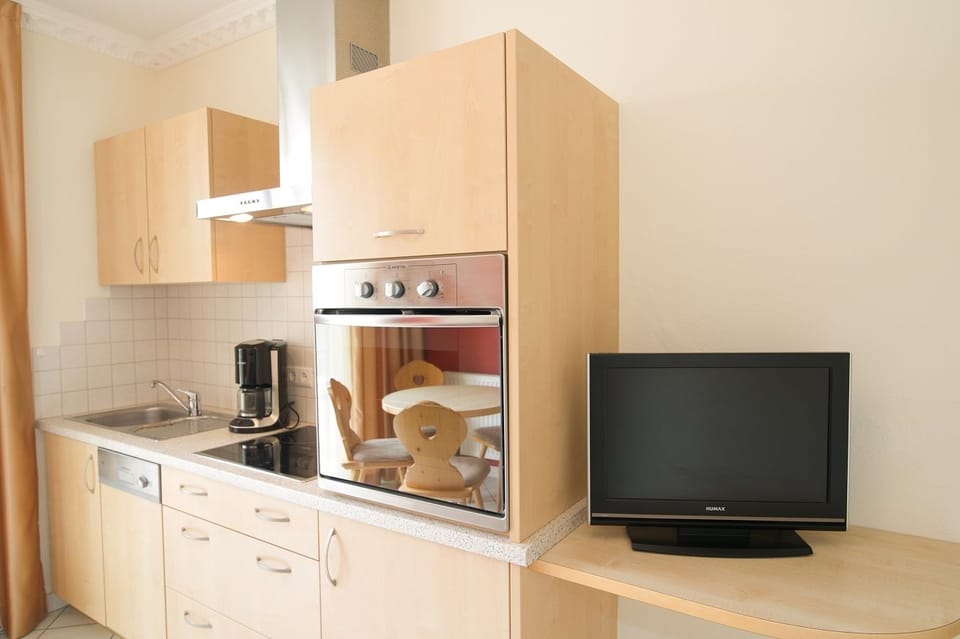 Basic Apartment, 1 Double Bed, Non Smoking | Private kitchen | Stovetop