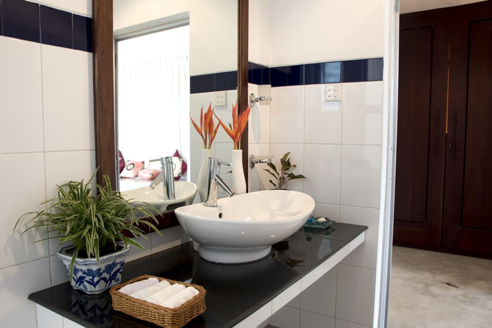 Deluxe Room | Bathroom sink