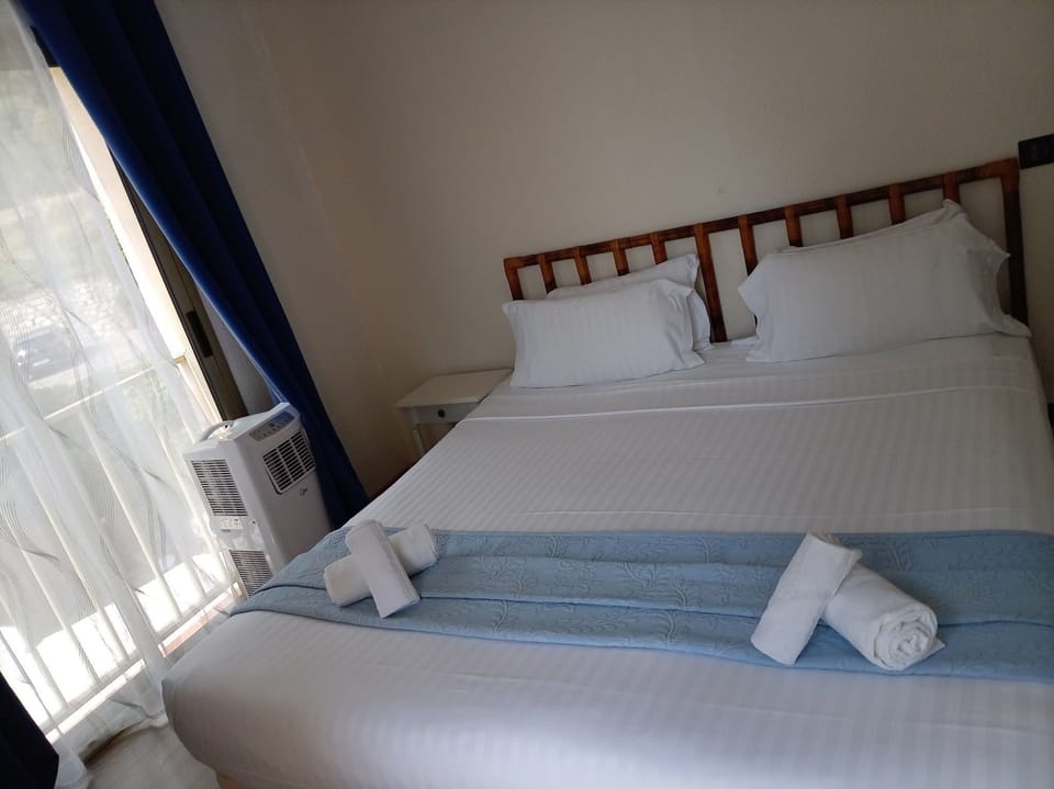 Comfort Twin Room, 1 Queen Bed | Desk, blackout drapes, WiFi (free), bed sheets