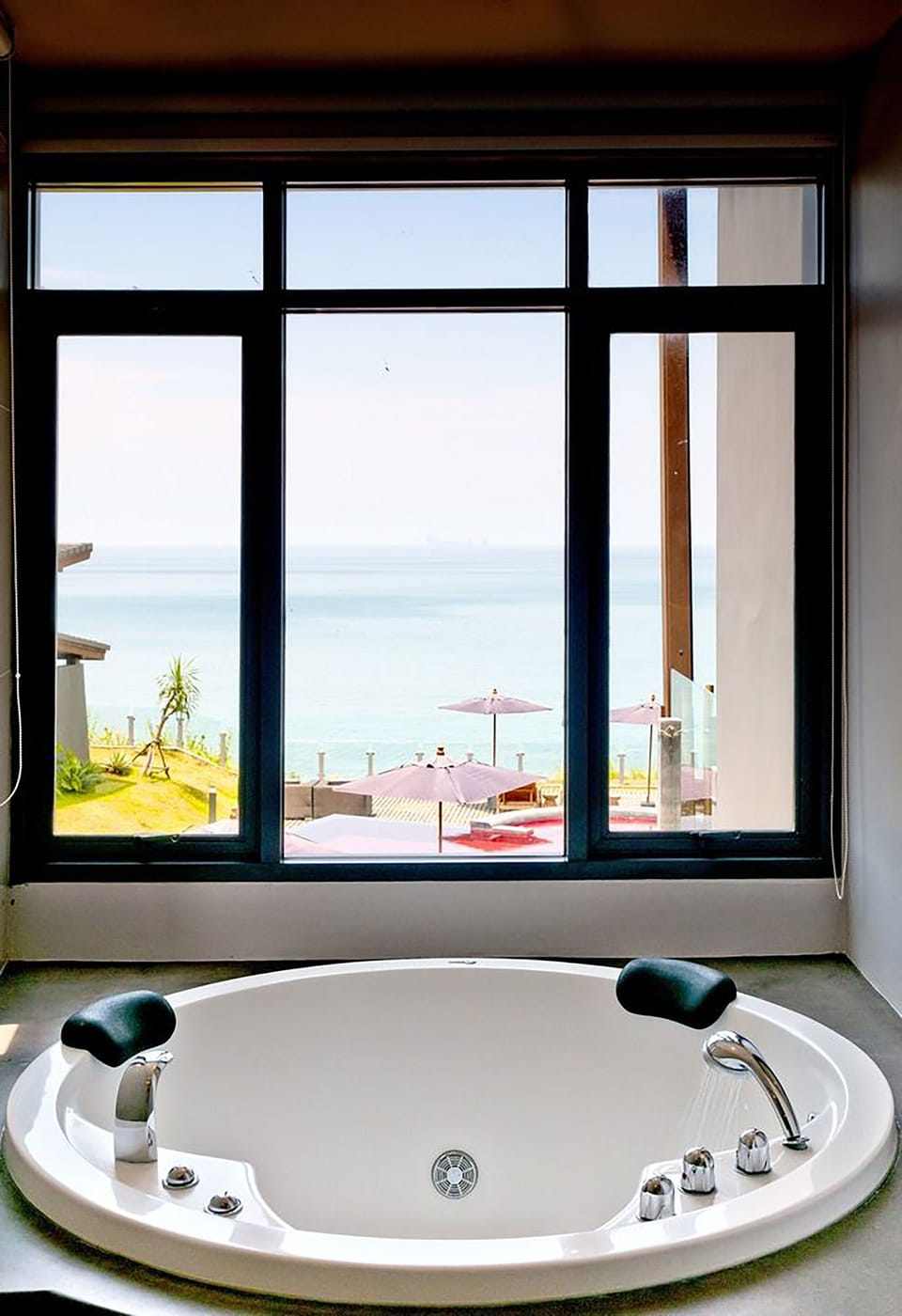 The Premier with Seaview | Bathroom | Separate tub and shower, jetted tub, free toiletries, hair dryer
