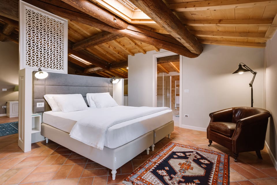 Suite | In-room safe, blackout drapes, soundproofing, free WiFi