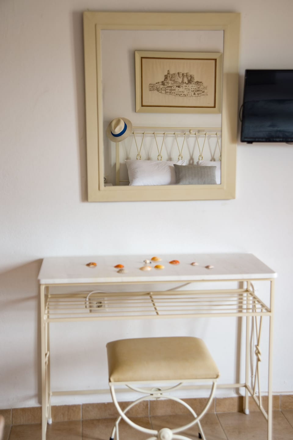 Design Studio | In-room safe, desk, soundproofing, iron/ironing board