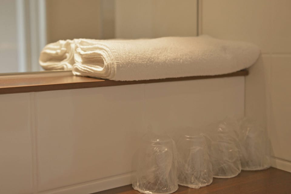 Shower, eco-friendly toiletries, towels