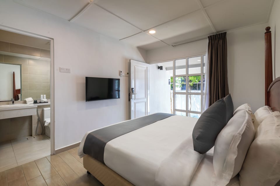 Courtyard Chalet | Free WiFi, bed sheets