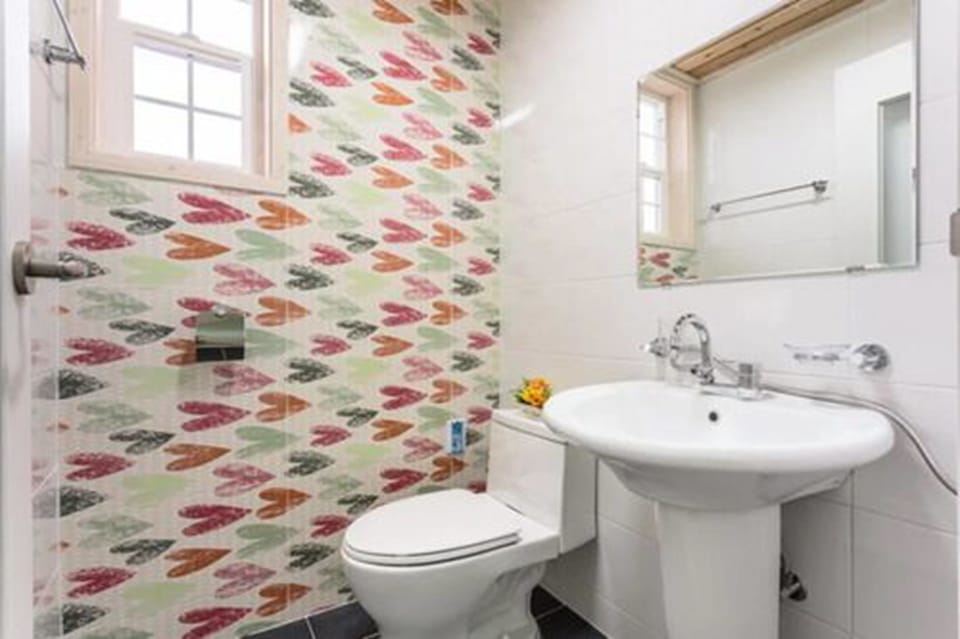 Shower, free toiletries, hair dryer