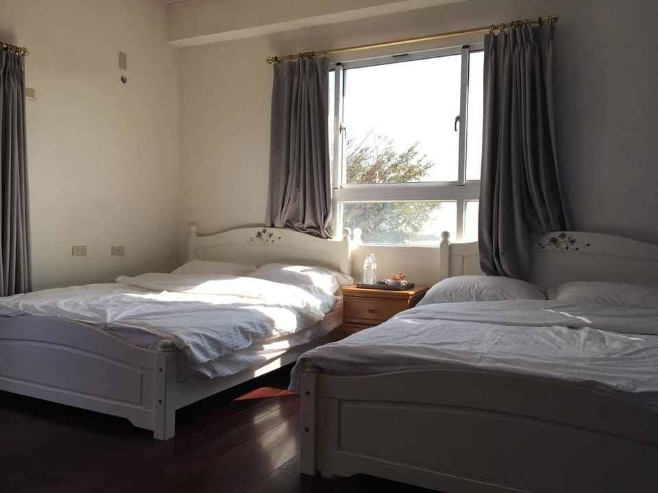 Design Quadruple Room, Non Smoking | Desk, free WiFi, bed sheets