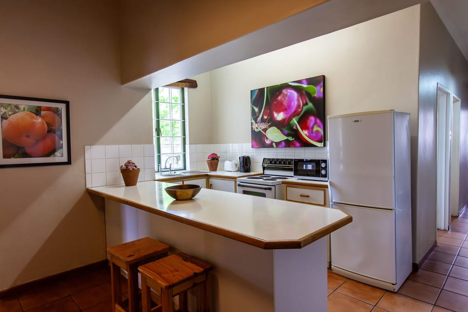 Cottage | Private kitchen | Full-size fridge, microwave, oven, stovetop