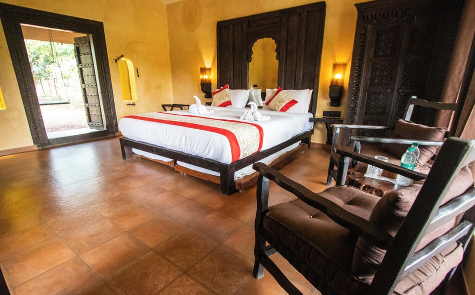 Luxury Cottage | Blackout drapes, iron/ironing board, bed sheets