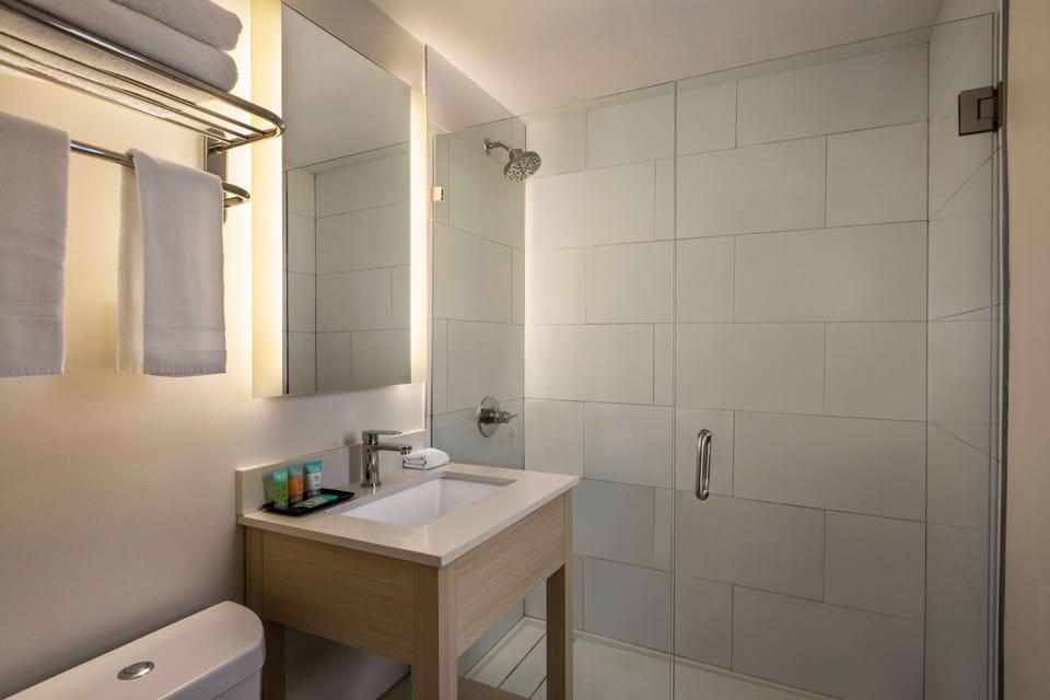 Combined shower/tub, deep soaking tub, free toiletries, hair dryer
