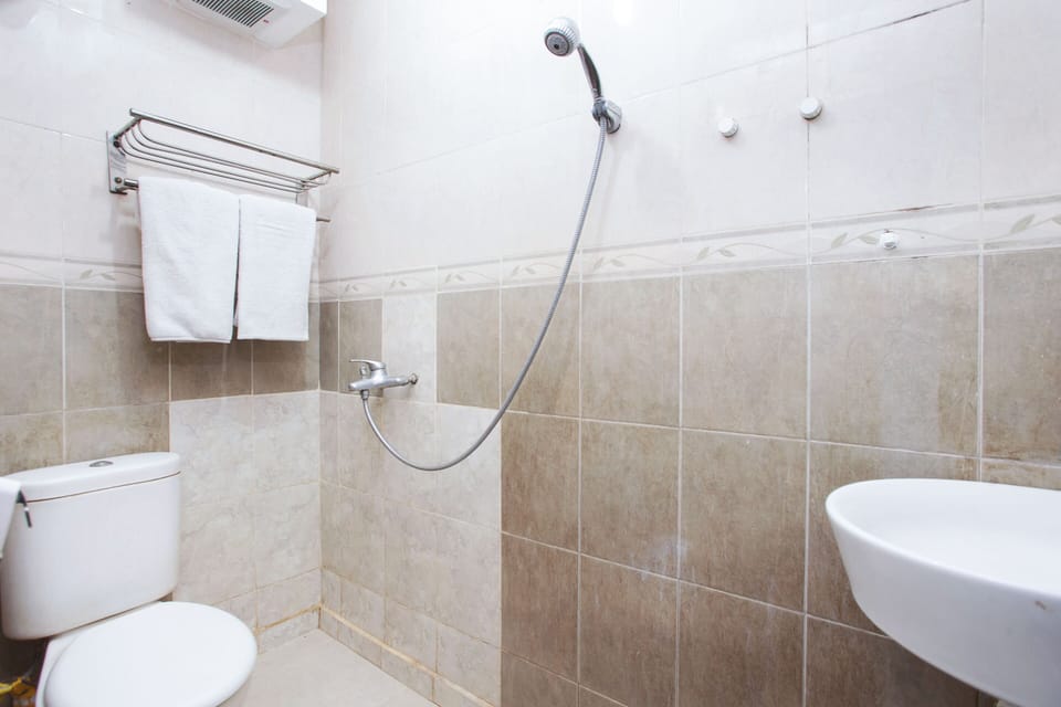 Standard Double Room | Bathroom | Shower, towels