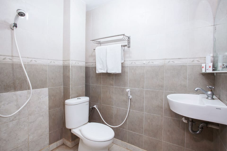 Standard Double Room | Bathroom | Shower, towels