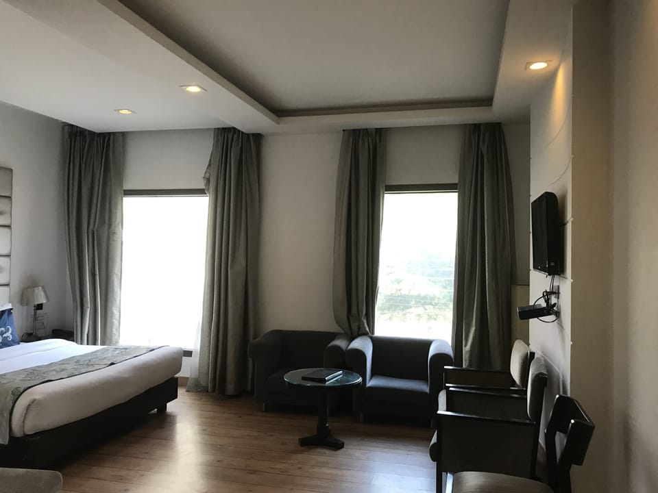 Orchid Suite | Minibar, in-room safe, iron/ironing board, rollaway beds