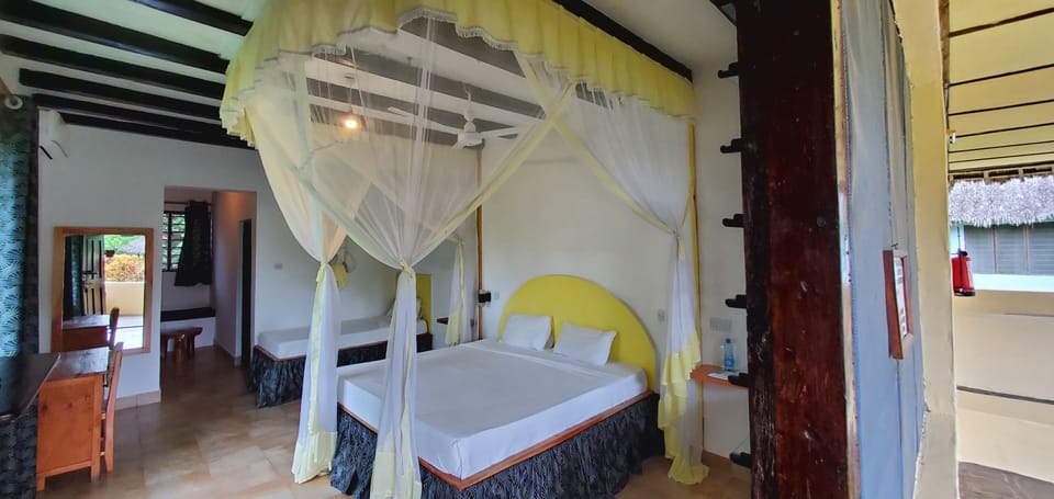 Comfort Room | Desk, laptop workspace, free WiFi, bed sheets