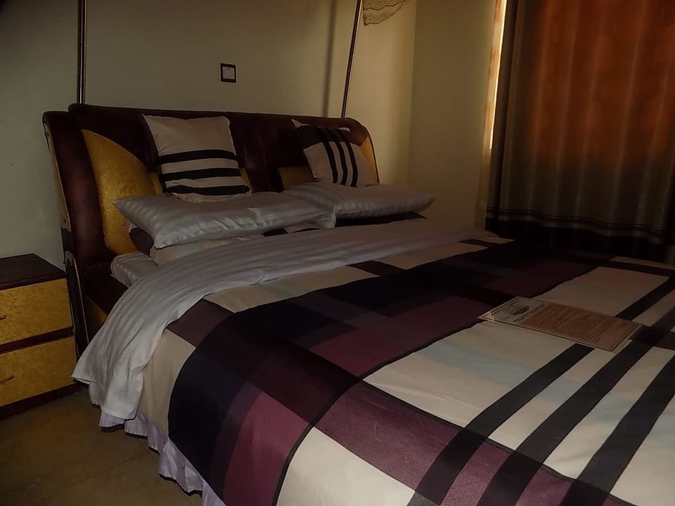 Executive Suite | In-room safe, individually decorated, individually furnished, desk