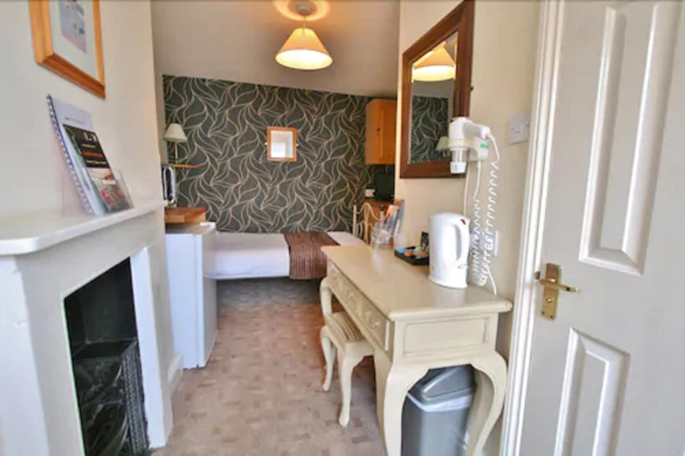 Single Room | Iron/ironing board, free WiFi, bed sheets