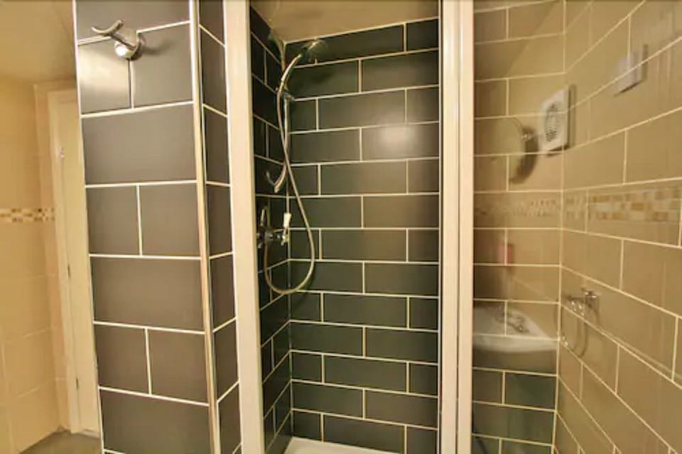Shower, towels