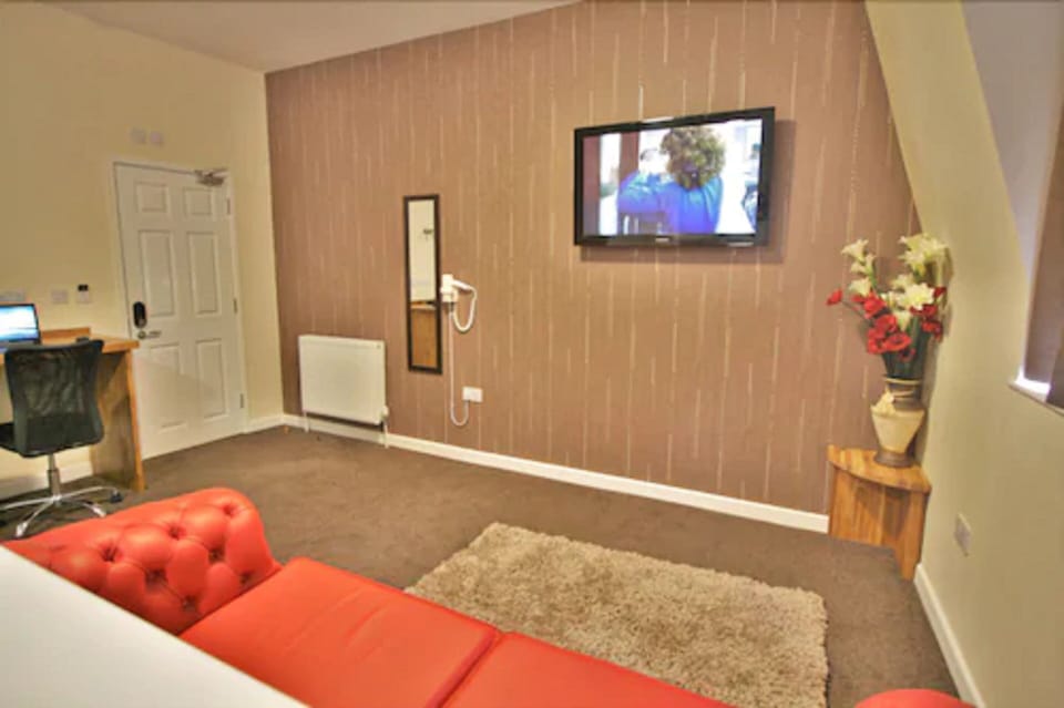 Suite | Desk, iron/ironing board, free WiFi, bed sheets