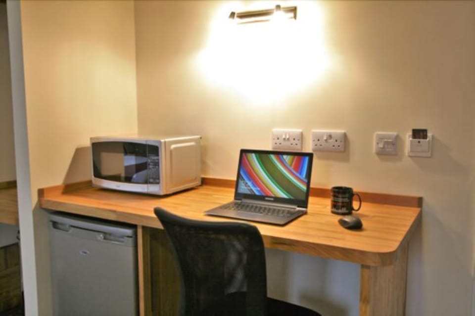 Suite | Desk, iron/ironing board, free WiFi, bed sheets