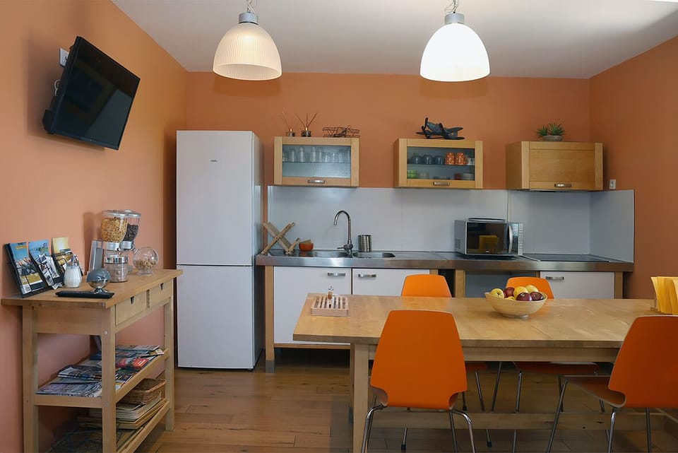 Double Room (Salsa) | Private kitchen | Shared fridge, microwave, stovetop, cookware/dishes/utensils