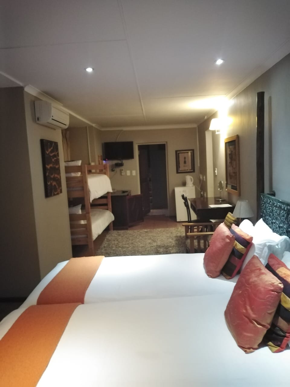 Family Room | Egyptian cotton sheets, premium bedding, Tempur-Pedic beds, minibar