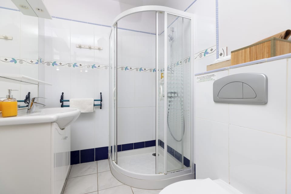 Room 2 : Safran, The Castelnaudary Grand Bassin View | Bathroom | Shower, free toiletries, hair dryer, towels
