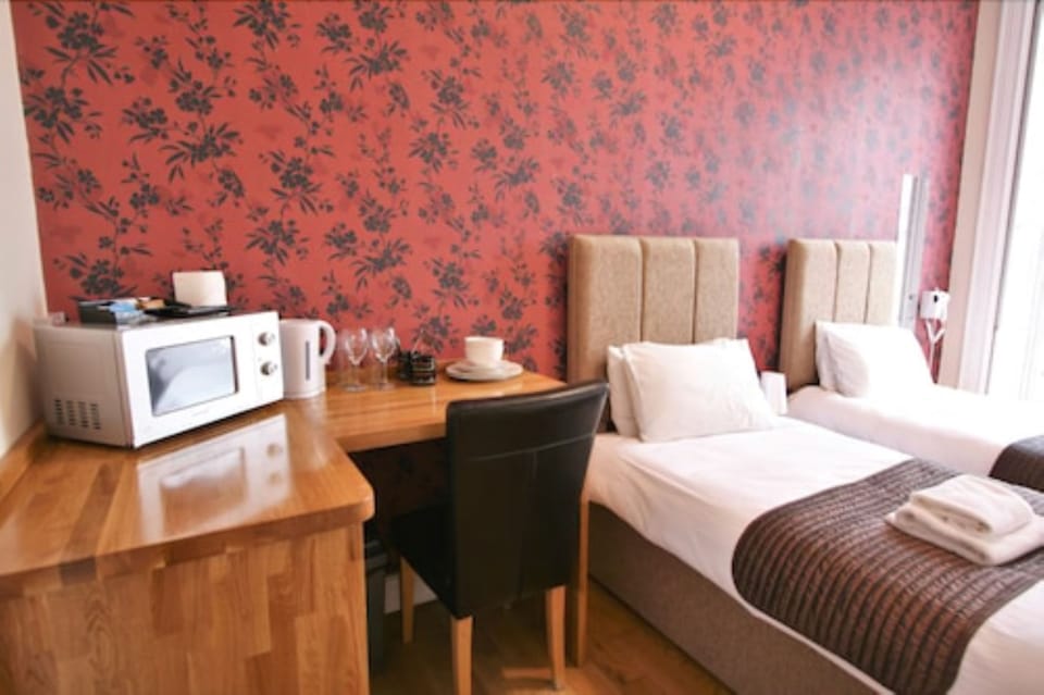 Twin Room | Desk, iron/ironing board, free WiFi, bed sheets
