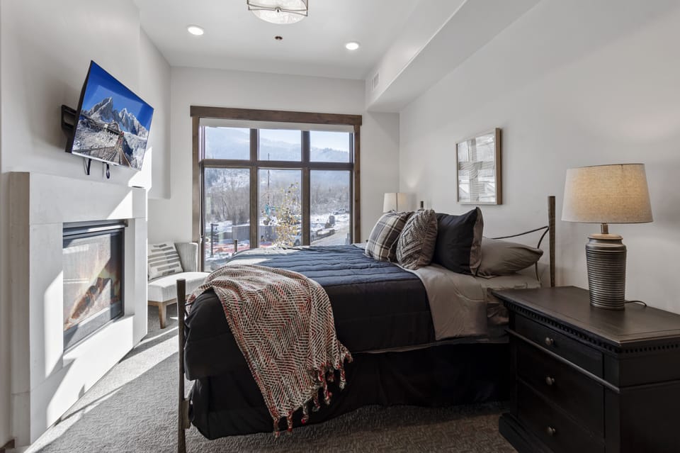 Deluxe Condo | Premium bedding, down comforters, pillowtop beds, blackout drapes