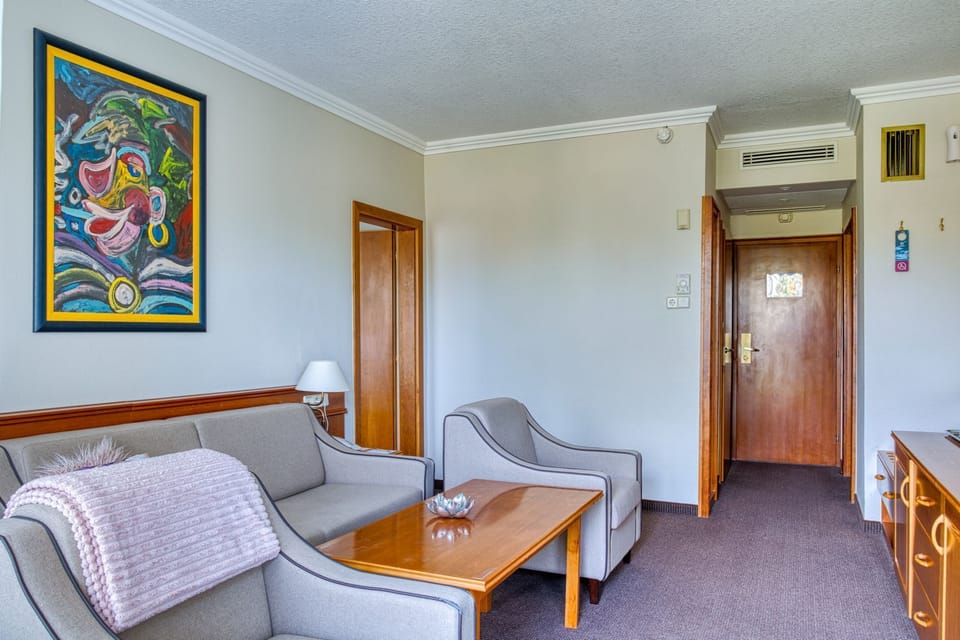 Suite | Hypo-allergenic bedding available, minibar, in-room safe, desk