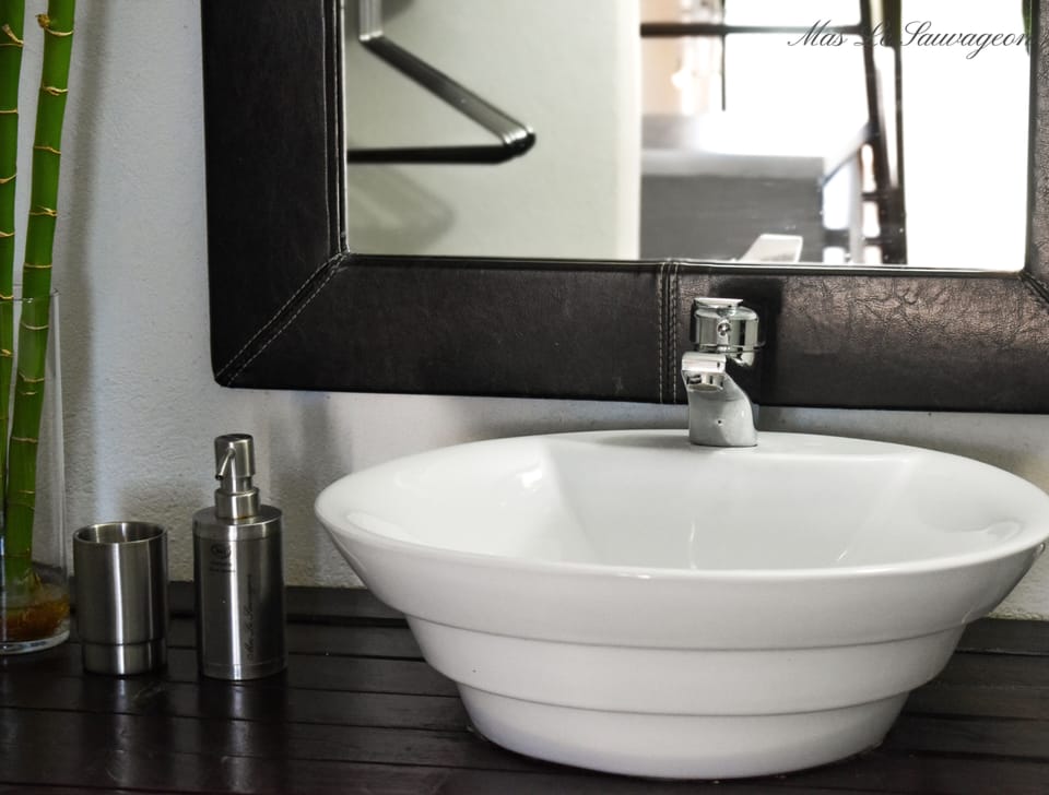 Shower, rainfall showerhead, free toiletries, towels