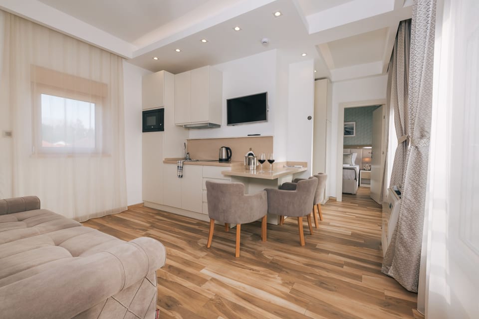 Deluxe Apartment, Terrace | Living room | 81-cm LCD TV with cable channels, TV