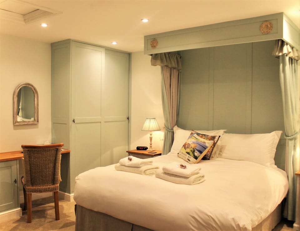 Deluxe King Room | In-room safe, individually decorated, individually furnished, desk