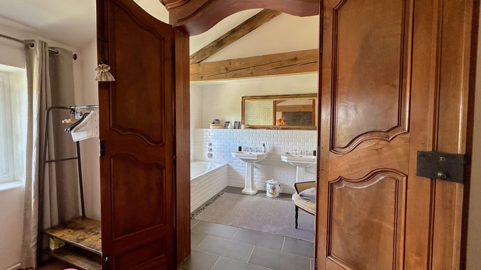 Deluxe Double Room, Ensuite, Garden View (Chambre Foulque) | Bathroom
