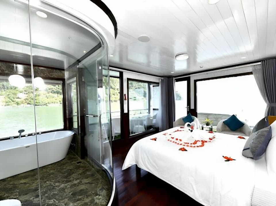 King/Queen Suite (FREE Two-way Transfer Service) | Down comforters, minibar, in-room safe, desk