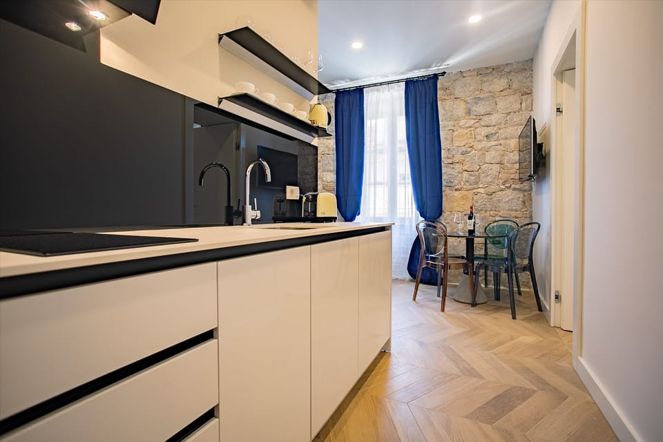 City Apartment, 1 Queen Bed | Private kitchen | Fridge, coffee/tea maker, cookware/dishes/utensils