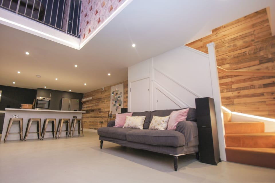 Cottage | Lobby sitting area