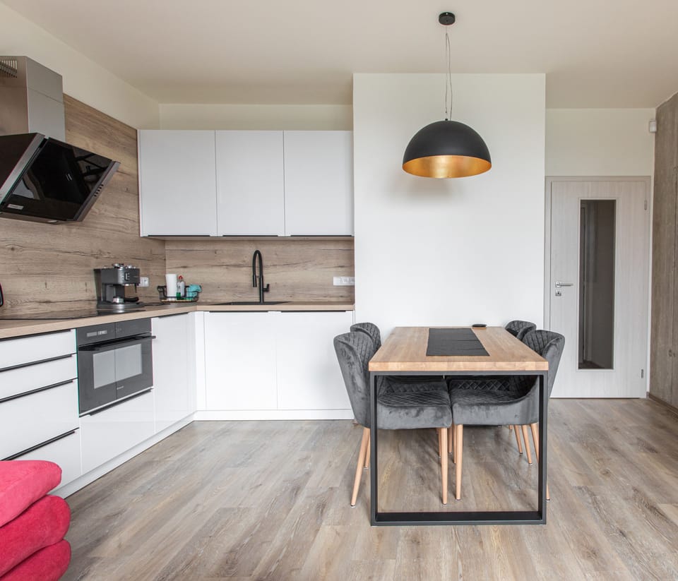 Premium Apartment | Desk, laptop workspace, soundproofing, free WiFi
