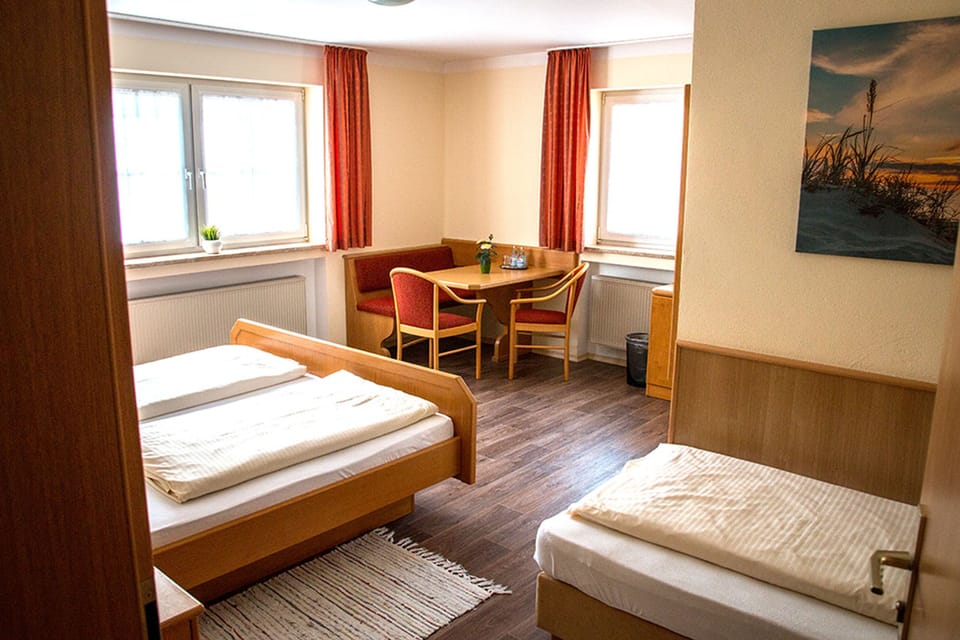 Triple Room | Desk, iron/ironing board, free WiFi, bed sheets