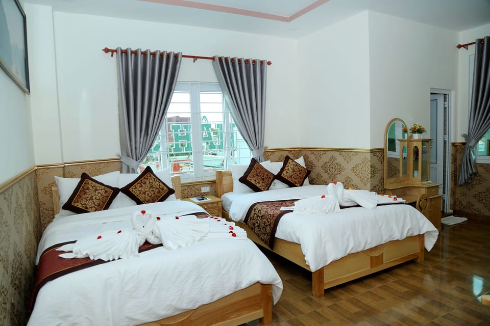 Family Room | Minibar, desk, WiFi (free), bed sheets