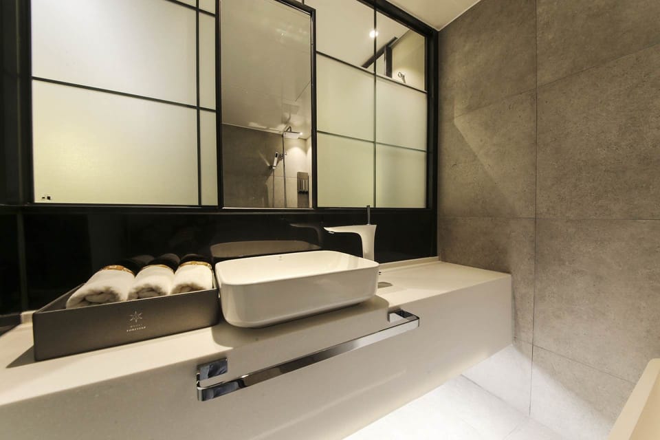 Deluxe Room | Bathroom sink