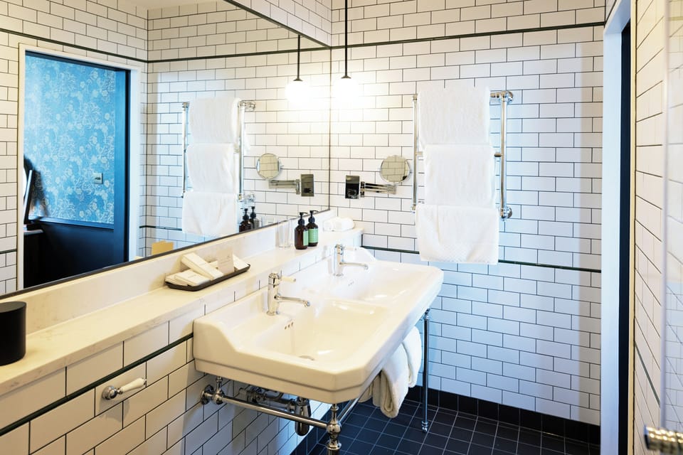 Deluxe Room, 1 Double Bed, Non Smoking, Sea View | Bathroom | Combined shower/tub, towels