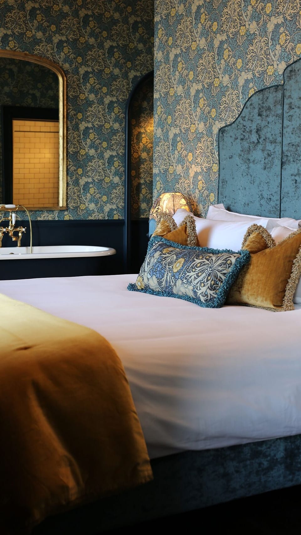 Signature Room, 1 Queen Bed, Non Smoking, Sea View | Hypo-allergenic bedding, desk, laptop workspace, blackout drapes