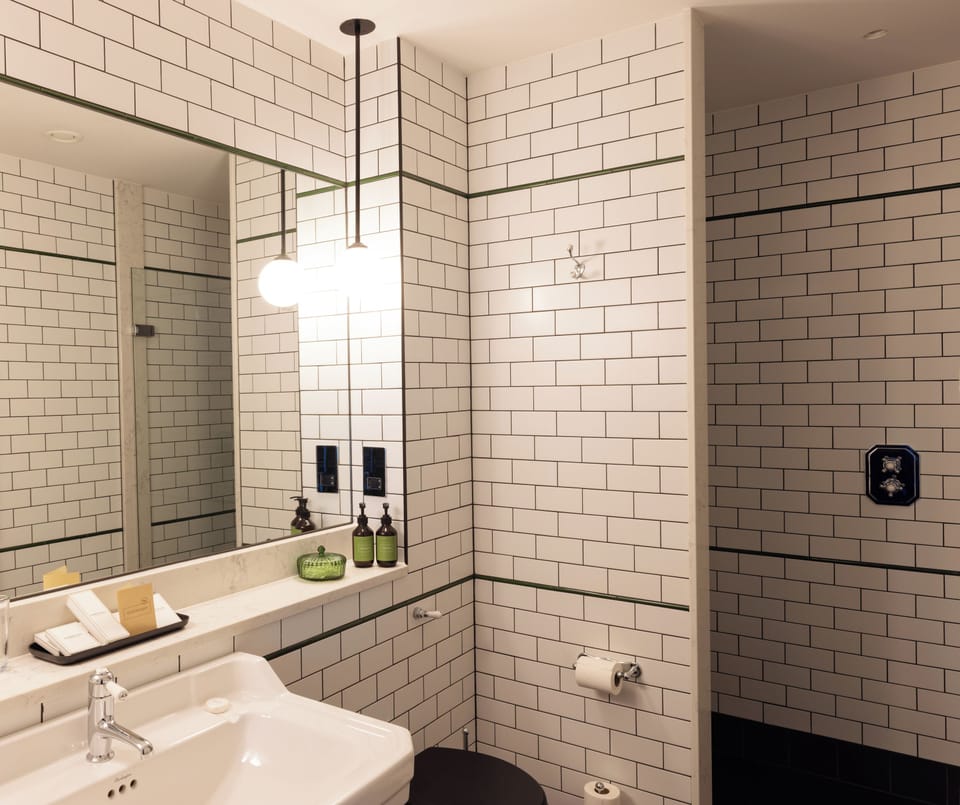 Signature Room, 1 Queen Bed, Non Smoking, Sea View | Bathroom | Combined shower/tub, towels