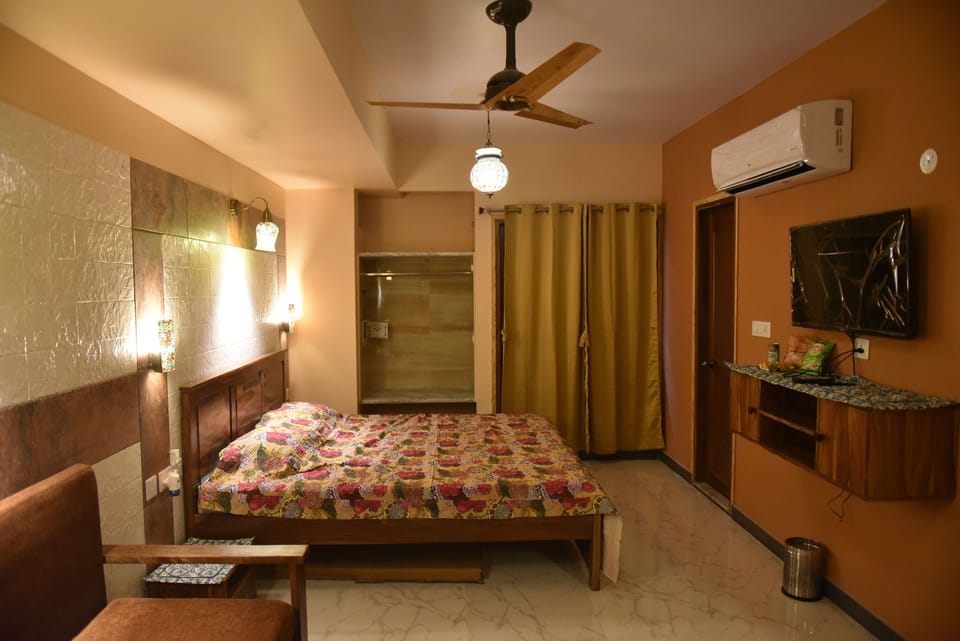 Deluxe Studio, 1 King Bed with Sofa bed | Minibar, in-room safe, individually decorated, individually furnished
