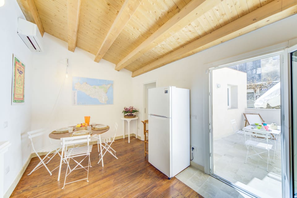 Apartment, 2 Bedrooms | In-room dining