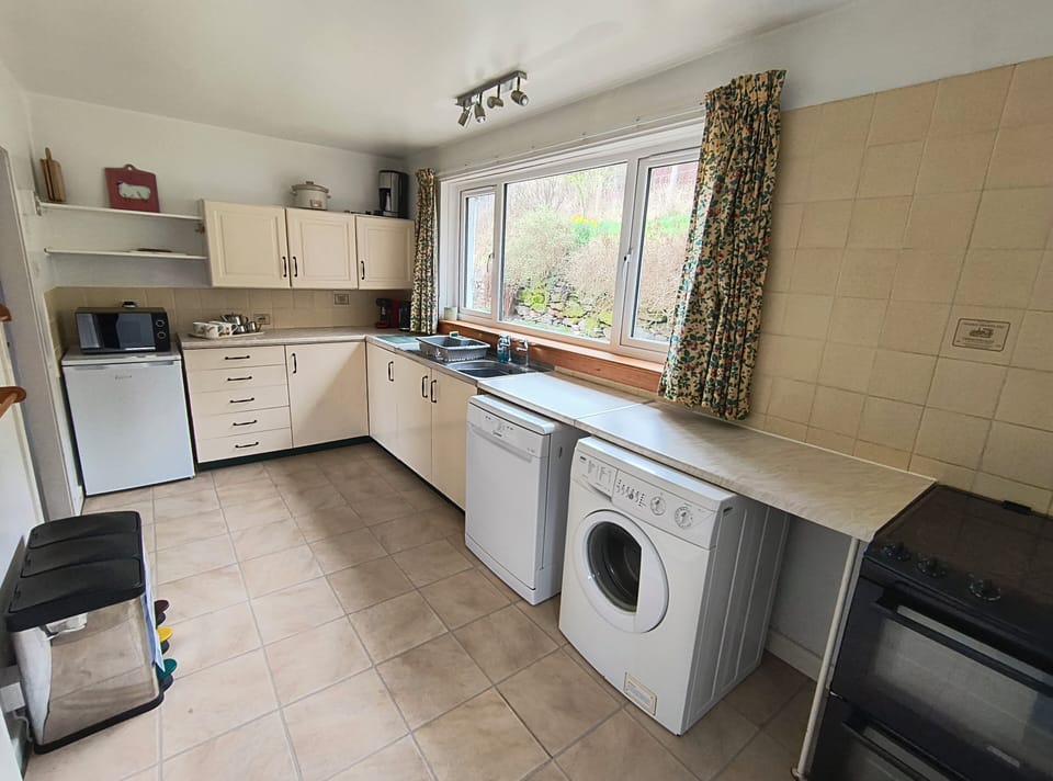 Cottage, 2 Bedrooms | Private kitchen | Fridge, microwave, oven, electric kettle