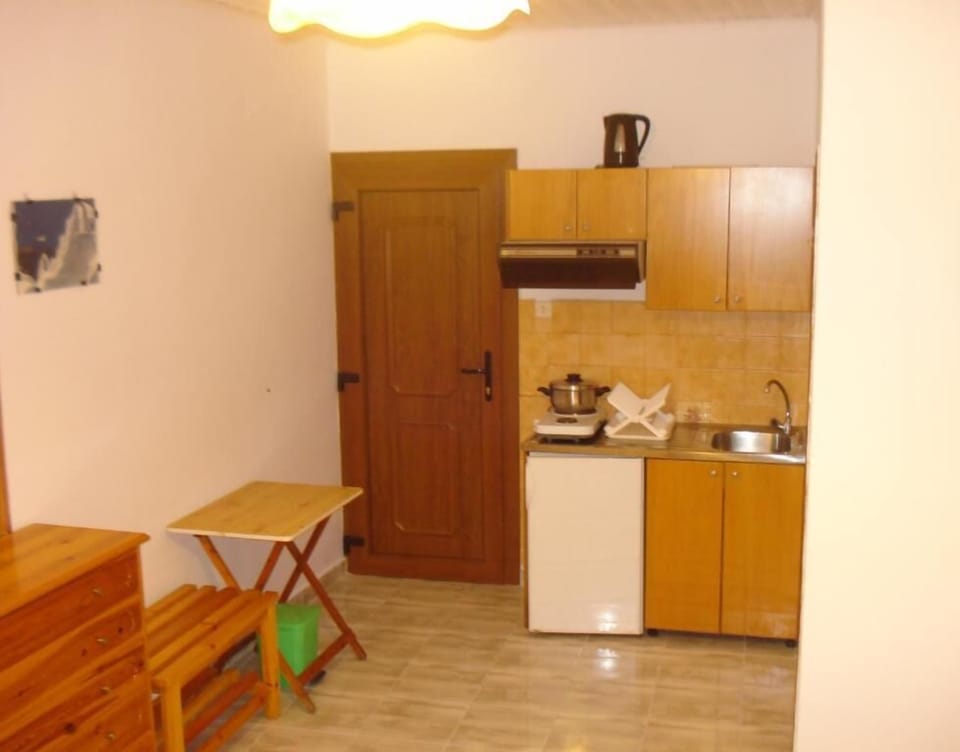 Fridge, stovetop, electric kettle, cookware/dishes/utensils