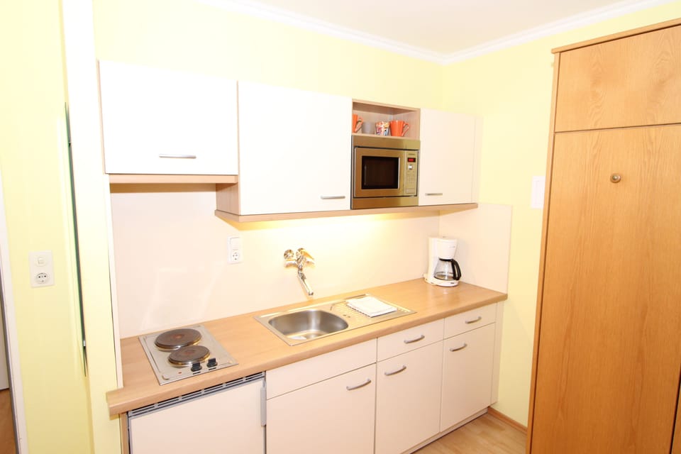 Fridge, stovetop, coffee/tea maker, electric kettle