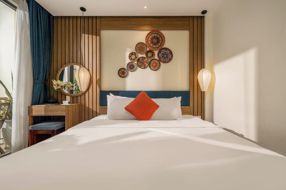 Deluxe Double Room, 1 King Bed, Patio | Minibar, in-room safe, laptop workspace, blackout drapes