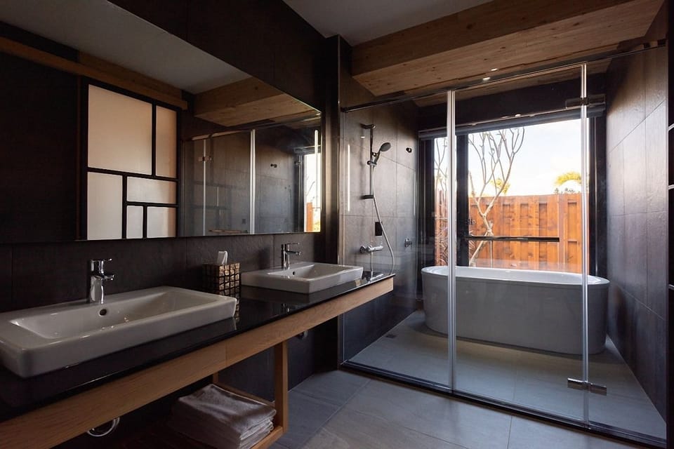 Signature Quadruple Room, 2 Queen Beds, Courtyard View, Courtyard Area | Bathroom | Separate tub and shower, deep soaking tub, hydromassage showerhead
