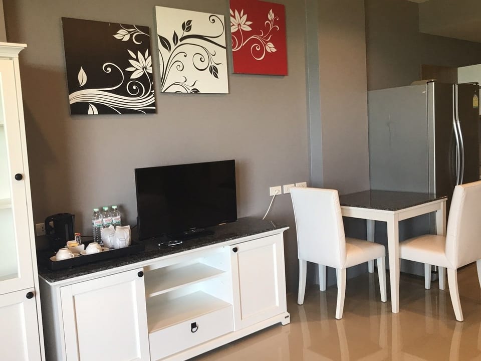 Panoramic Apartment, 1 King Bed, Accessible, Smoking | Room amenity